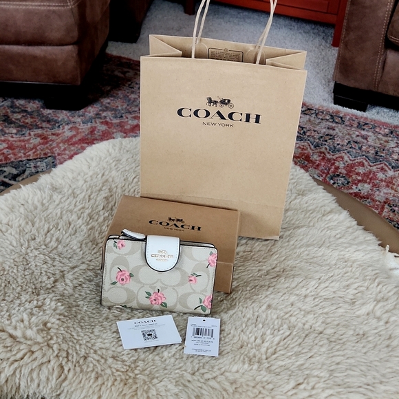 NWT IOB Coach Medium Corner Zip Signature Flower Print Wallet πππΈ - Picture 15 of 16